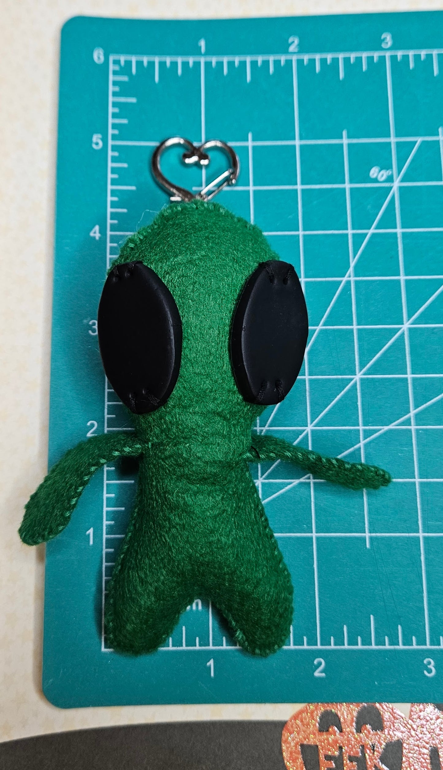 Felt keychain Alien